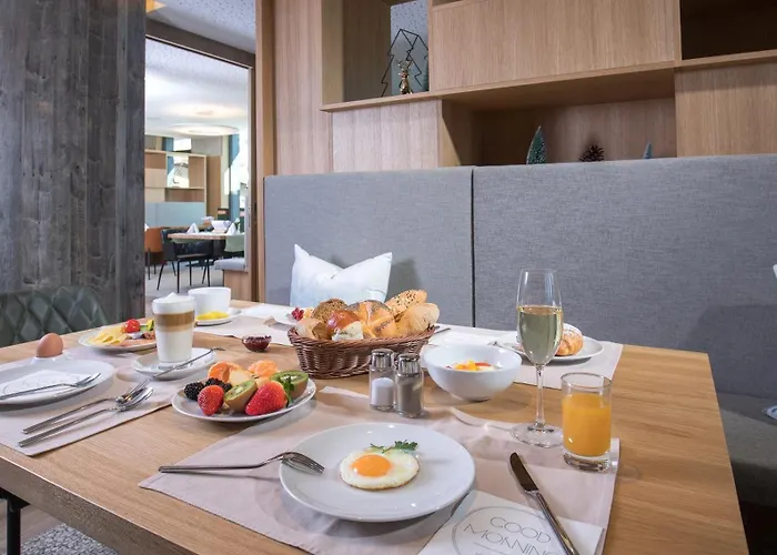 Отель Der Waldhof 4*