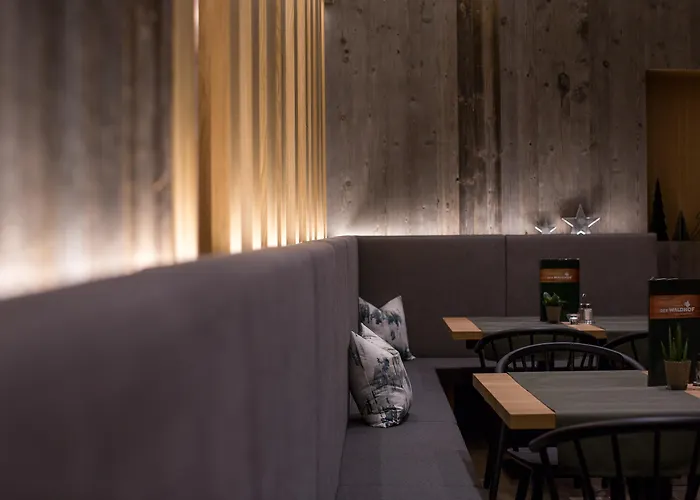 Отель Der Waldhof 4*