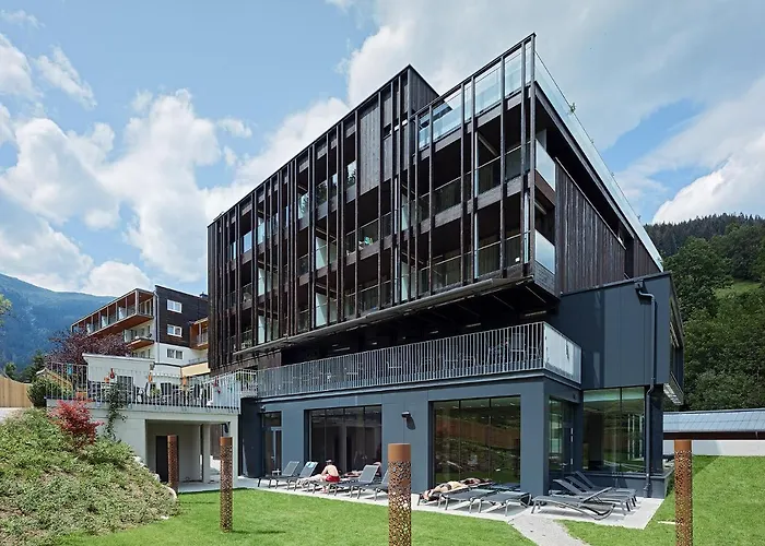 Отель Der Waldhof 4*